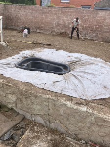 Photo de galerie - Pose d’un bassin avec geotextile. 