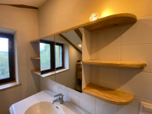 Photo de galerie - Pose d'un meuble et création d'étagères salle de bain