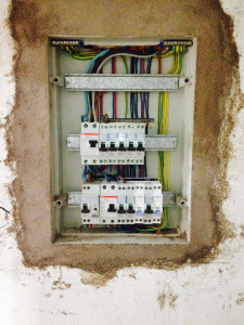 Photo de galerie - Tableau électrique encastré 36M d'une maison ( câblage pas totalement fini car travaux en cours ,  pas d'inquiétude pour les peignes je les ai isolés avant après la photo .