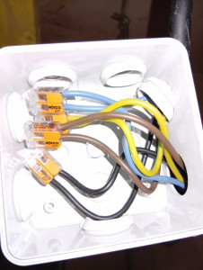 Photo de galerie - Raccordement électrique avec wago wago souple.
