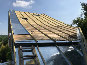 Photo de galerie - Recherche Infiltration, Rénovation Charpente, Couverture Zinc, Tuiles, Ardoise, Création Fenêtre de Toit, Remplacement Velux, Demoussage,
