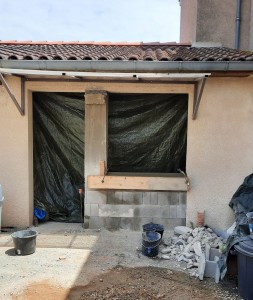 Photo de galerie - Transformation d'une ouverture de garage en ouverture pour porte et fenêtre 
