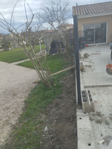 Photo de galerie - Petit travaux coulage de la terrasse et construction d'une barrière en grille verte 
