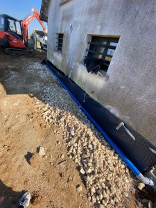 Photo de galerie - Réalisation d’un mise en place d’un drainage avec un goudron liquide et un delta MS pour l’étanchéité 