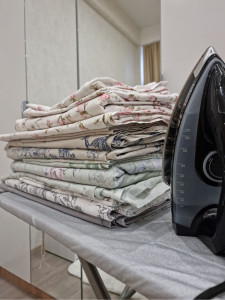 Photo de galerie - Repassage et pliage du linge, soin des tissus.