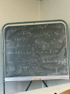 Photo de galerie - Extrait d’un cours de mathématiques de deuxième année 