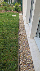 Photo de galerie - Pose gazon de placage et bande stérile avec volige 