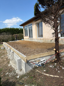 Photo de galerie - Réalisation d’une dalle avec sont terrassement pour une terrasse d’été 