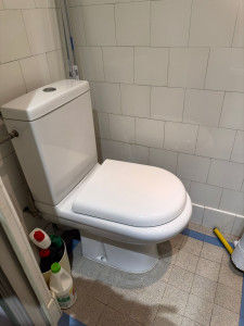 Photo de galerie - Dépose d'un vieux WC / pose d'un nouveau avec remplacement et adaptation des fixations et conduites au lieu existant.