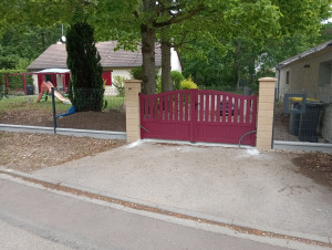 Photo de galerie - Dépose d une clôture et haie existante
pour réalisation d une entrée (portail)et clôture rigide.
