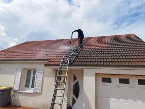 Photo de galerie - Nettoyage toiture au Karcher basse pression et traitement anti mousse 