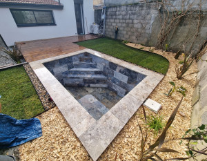 Photo de galerie - Pose de gazon - Réalisation de massif - Terrasse bois 