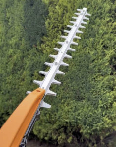 Photo de galerie - Taille-haie utilisé pour la coupe et la mise en forme des haies et arbustes. Idéal pour tailler proprement, égaliser et entretenir les haies tout au long de l’année. Permet un travail précis et soigné