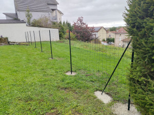 Photo de galerie - Fin de la pose du grillage 