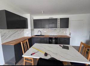 Photo de galerie - Pose de cuisine complète avec travaux de plomberie.