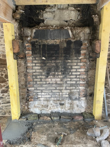 Photo de galerie - Démolition d’une cheminée…avec construction d’un mur en pierre 