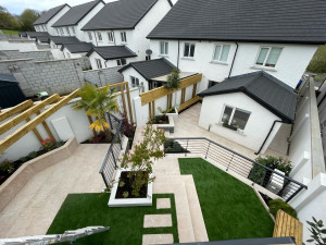 Photo de galerie - Aménagement complet du jardin, dallage , travail du bois, création de massifs, gazon synthétique..