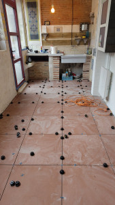 Photo de galerie - Pose de carreaux 60x60 en rénovation sur ragréage et natte de désolidarisation