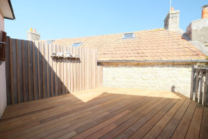 Photo de galerie - Refection d'une terrasse, dépose complète de l'existant et pose d'un nouvelle terrasse en IPE. Pose sur clip invisibles sur une nouvelle charpente.