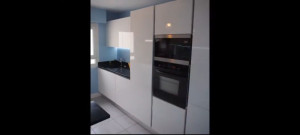 Photo de galerie - Petite cuisine équipée, plan marbre composite