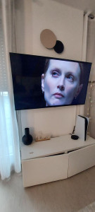 Photo de galerie - Chargement support mural TV standard par un support orientable et inclinable.