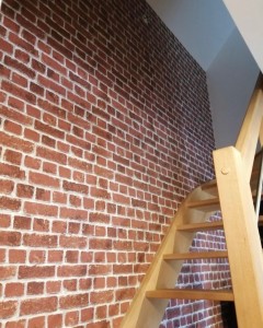 Photo de galerie - Pose de tapisserie effet briques