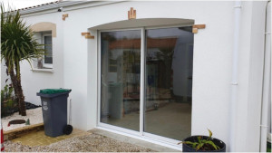 Photo de galerie - Remplacement en dépose totale d’une baie vitrée aluminium. Pose sur mesure avec reprise complète de l’ouverture et finitions soignées pour garantir étanchéité, isolation et coulissement fluide, avec un rendu moderne et durable.