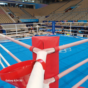 Photo de galerie - Ring Olympique Sportcom ici sur le site de Rolland Garros pour les finales de boxe anglaise des JO de Paris 2024.