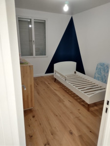 Photo de galerie - Je transforme une chambre d’enfant avec une peinture soignée et des couleurs adaptées pour créer un espace à la fois apaisant et stimulant.