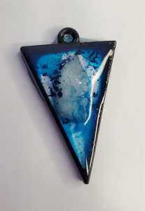 Photo de galerie - Création pendules et talismans .. sur mesure à la demande.. résine et inclusions de pierres énergétiques et autres éléments naturels 