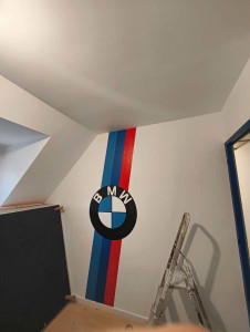 Photo de galerie - Réalisation du signe BMW pour une chambre d’ados. 