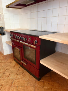 Photo de galerie - Fabrication + pose de 4 étagères ( plan de travaille ) en Hévéa.