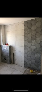 Photo de galerie - Salle de bain maison neuve, format 30x90 et hexagonal 