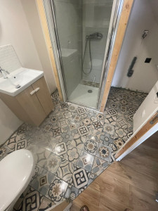 Photo de galerie - Carrelage salle de bain en remplacement du parquet 