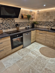 Photo de galerie - Cusine entièrement refaite pose de travertin murale avec mosaïque +travertin au sol + dépose d'un plafond et repose d'un placo avec enduit et peinture 