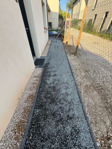 Photo de galerie - Création d’une allée avec bande de propreté 