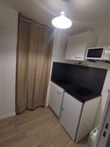 Photo de galerie - Pose du kitchenette sol et peinture 