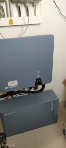 Photo de galerie - Conseils pour concevoir ou compléter votre installation photovoltaïque. en photo installation d'un onduleur et d'une batterie de 5000 watts sur une production photovoltaïque de 4400 watts dans le Pays d'Auge.