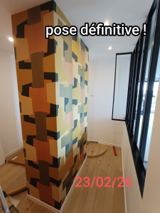 Photo de galerie - Pose de papier peint avec raccord. 