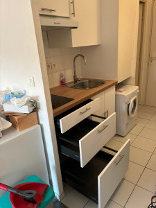 Photo de galerie - Installation complète meubles , hotte, plaque, plan de travail, mobilier 