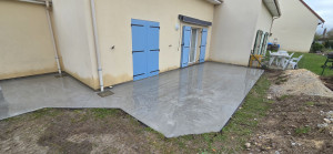 Photo de galerie - Réalisation d’une terrasse béton avec finition lissée.
Préparation du terrain, mise en place du coffrage et coulage réalisé avec soin pour un rendu propre et durable.