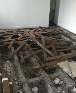 Photo de galerie - Dépose parquet ancien. 
Remise en état des lambourdes. 