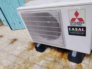 Photo de galerie - Maintenance de clim avant la saison chaude . On voit bien toute la saleté qui a coulé sous le groupe extérieur.