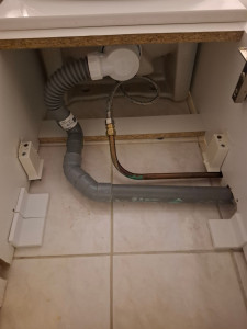 Photo de galerie - Dépose de l’ancien lave-mains et pose d’un nouveau kit complet (vasque et robinetterie), avec modification de la tuyauterie existante