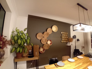 Photo de galerie - Peinture Marron sur mur en fond avec décoration proposer.