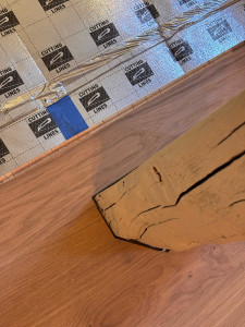 Photo de galerie - Pose d’un contre coller - chêne clair - avec primaire d’accroche ,reagreage, sous couche. Découpe sur mesure et dans les règles de l’art .