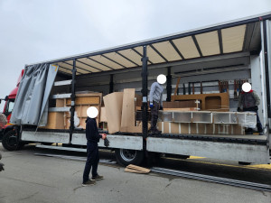 Photo de galerie - Aide à la décharge d’un camion pour l’aménagement d’un restaurant