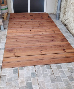 Photo de galerie - Création d'une terrasse bois avec trappe de visite pour sécurisé une fosse.