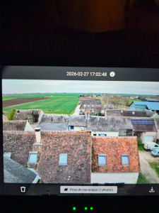 Photo de galerie - Coté droit traité 
Contrairement aux méthodes de nettoyage rapides, l'action lente implique l'utilisation de produits spécialement formulés qui agissent progressivement sur les contaminants présents sur la surface de la toiture. Ces produits sont conçus 
