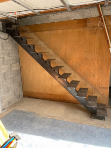 Photo de galerie - Conception, réalisation et pose d’un escalier (peinture et marche sont réalisés par le client). Remplacement d’un ancien escalier, calcul du giron et du pas pour pour une descente agréable. 